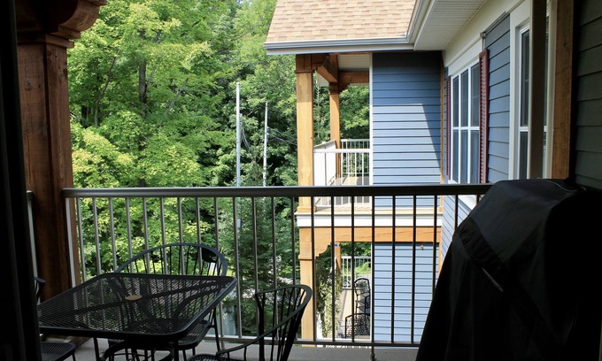 Bromont Condo | Cozy condo ski in/out in the wood
