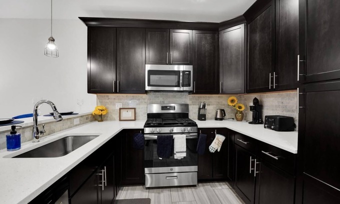 Elizabeth Condo | Cozy Condo @ The Grand