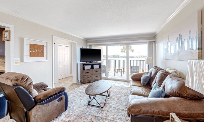 Fort Walton Beach House | Cozy Condo with a Pool, Washer/Dryer, and High-speed WiFi