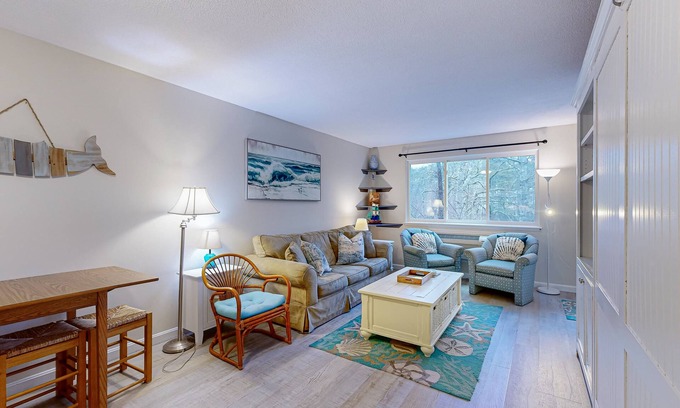 Brewster Condo | Cozy condo with golf course view, balcony, W/D, AC, & games