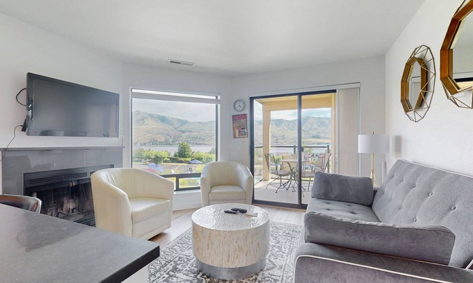 Chelan Condo | Cozy Condo with Lake & Mountain Views, Pool, Hot Tub & Dock