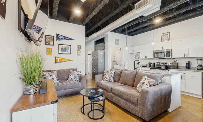 Nashville Condo | Cozy condo with streaming and cable TV, Wi-FI & great location
