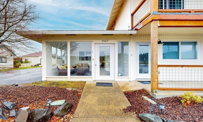 Florence Condo | Cozy condo with sun room, washer & dryer, close to the river