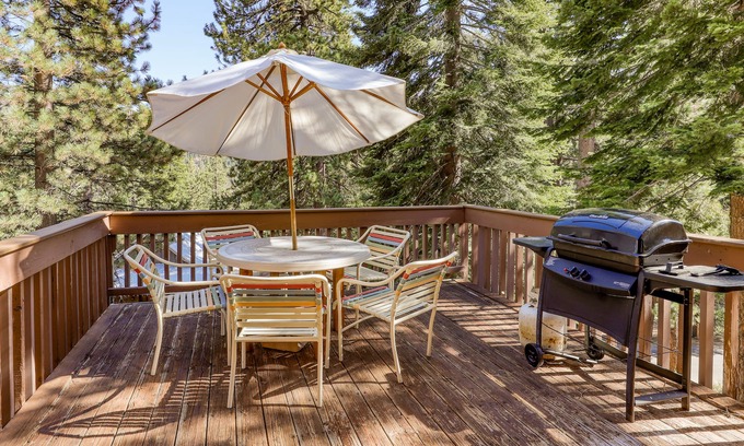 Lakeshore Condo | Cozy Condo with WiFi, Pool & Hot Tub - Near the Huntington Lake Marina