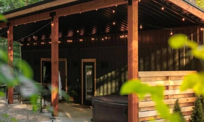 Logan Apartment | Cozy Container Home | Hot tub + Fire pit