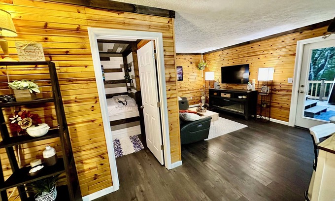 Olive Hill Cottage | Cozy, Contemporary Cottage on the Creek!