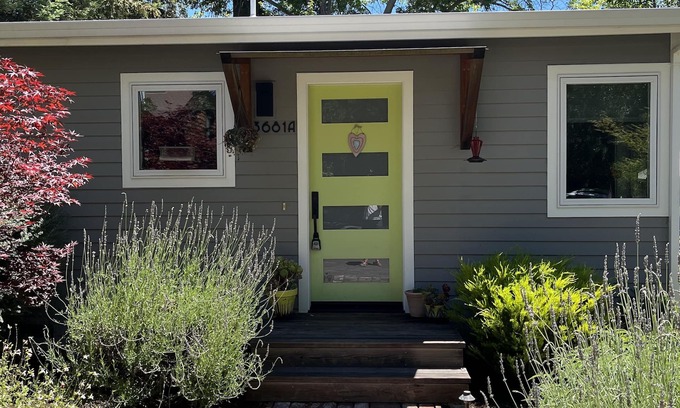 Lafayette Cottage | Cozy contemporary cottage in downtown Lafayette near shops and restaurants