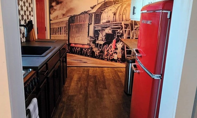 Brownwood House | Cozy & Convenient Bungalow - Downtown & HPU