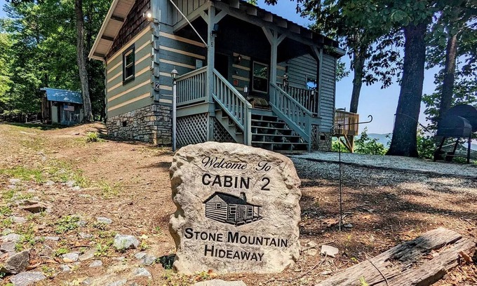 Traphill Cabin | Cozy & Convenient Stone Mountain hideawy . closest to the State Park!