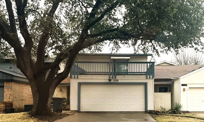 Euless House | Cozy, Convenient Townhome Living