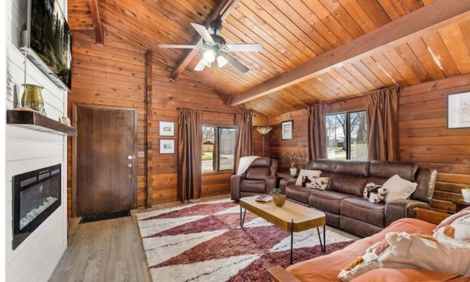Sioux Falls Cabin | Cozy Copper Cabin in the City - the whole place is yours!