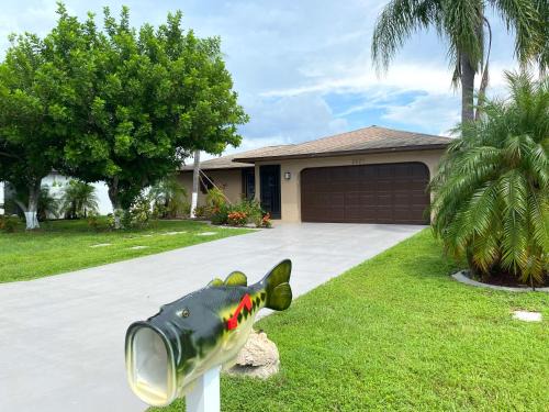 Cape Coral Villa | Cozy Coral Cottage with Tiki Hut, Mini Golf, Arcade and Grill