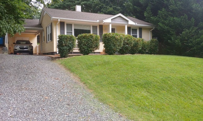 Royal Pines Cottage | Cozy Cork Cottage Asheville South/Private/Secure/Quaint/Near Airport