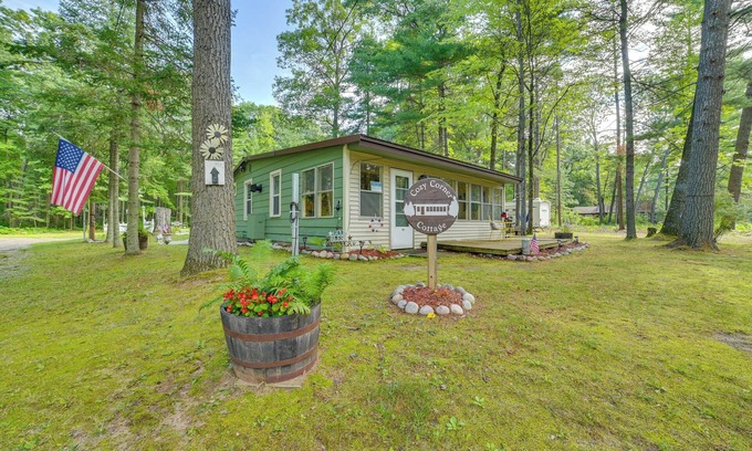 Lewiston Cottage | 'Cozy Corner Cottage' Near East Twin Lake!