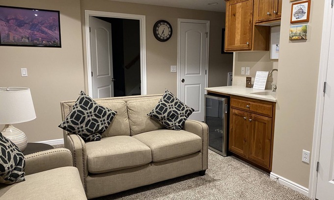 Salt Lake City Apartment | Cozy Corner in center of Murray, close by IMC, St Mark’s hospital and UofU