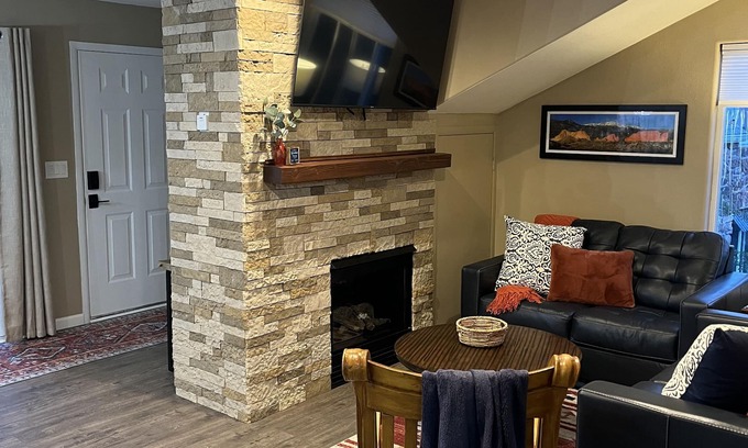 Cascade-Chipita Park Cottage | Cozy Cottage Getaway ✔️Hot tub ✔️Views ✔️Pet Friendly