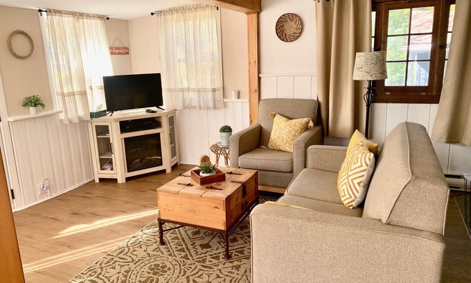 Historic Old Town House | Cozy cottage minutes to lake!