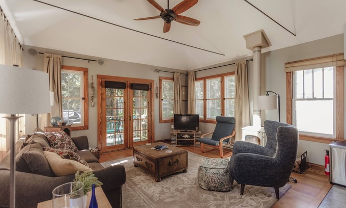 Union Pier House | Cozy Cottage, 1000 ft to beach, deck, grill, and gazebo!