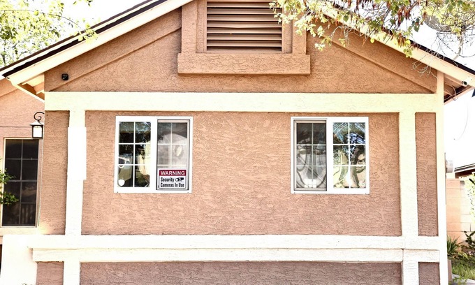 Paradise Valley Village House | Cozy Cottage - 2 BD Energy Efficient Victorian Villa