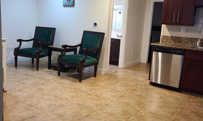 Northwest Torrance House | Cozy Cottage, 2-bedroom duplex in delightful Beach City with WiFi, AC