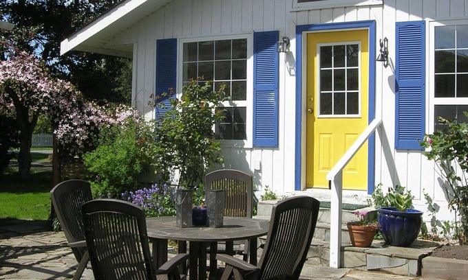 Sooke Cottage | Cozy Cottage: 30 meters from walk-on beach, Perfect for Couples