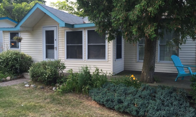 Applegate Cottage | Cozy Cottage #4 overlooking beautiful Lake Huron