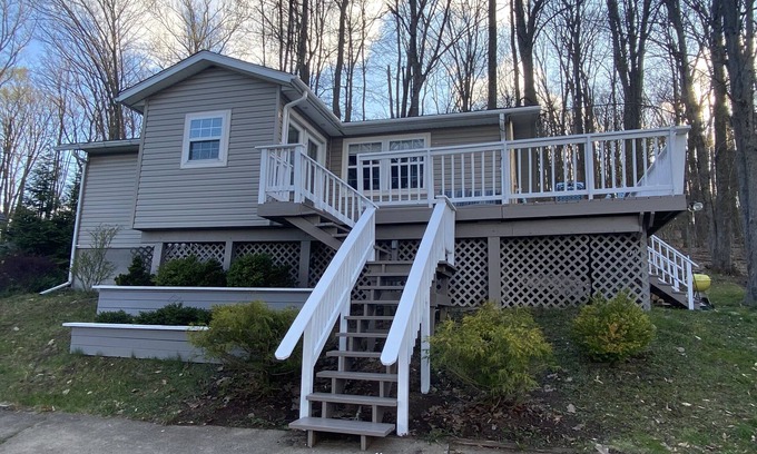 Treasure Lake House | Cozy Cottage 500 Yards to Main Beach