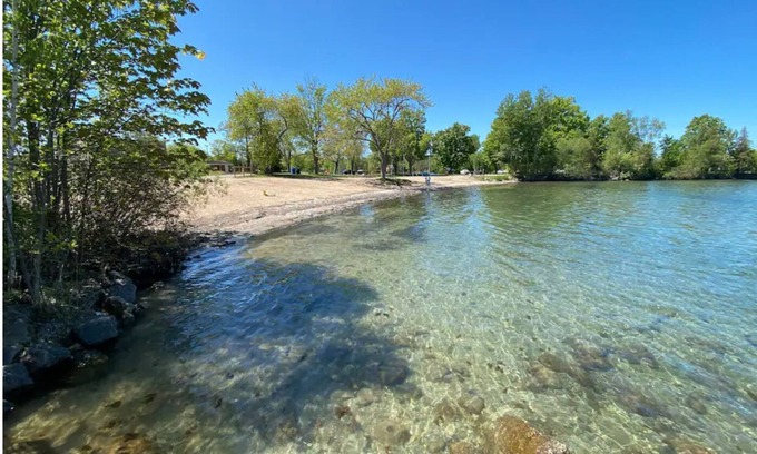 Alcona Cottage | Cozy Cottage Across Lake Simcoe