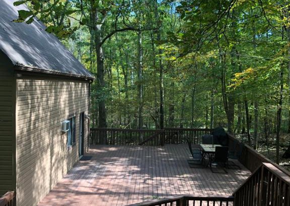 Bushkill Ski Chalet | Cozy Cottage at Saw Creek