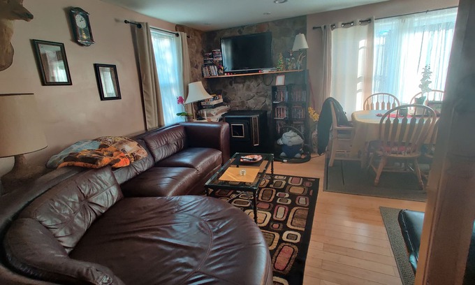 Livingston Manor House | Cozy Cottage by the river in trout town .