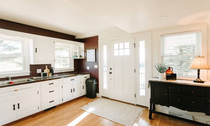 Bernville Cottage | Cozy Cottage- Beautiful Porch Views