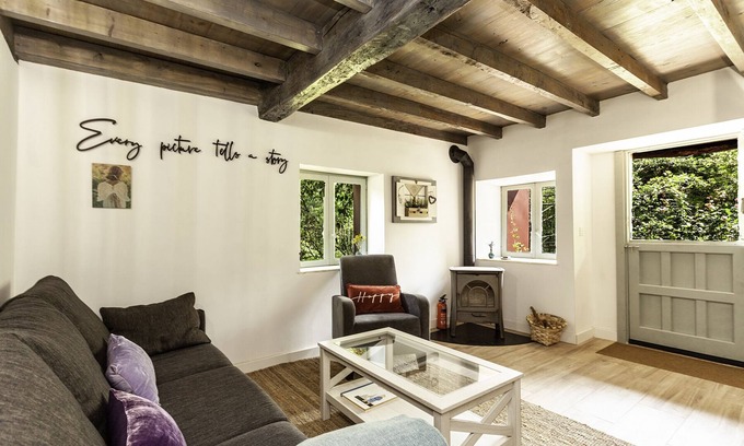 Camoca Cottage | Cozy cottage besides a stream and a river