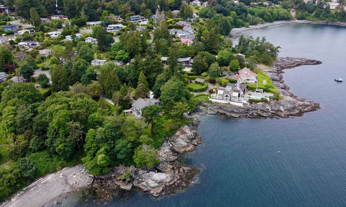 Saanich East Cottage | Cozy Cottage beside Beach and UVIc