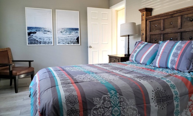 West Newport House | Cozy Cottage by the Beach.Steps to the Sand