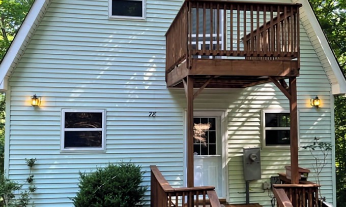Gumlog Cottage | Cozy Cottage by the lake WIFI/Pets Welcome/Kayaks