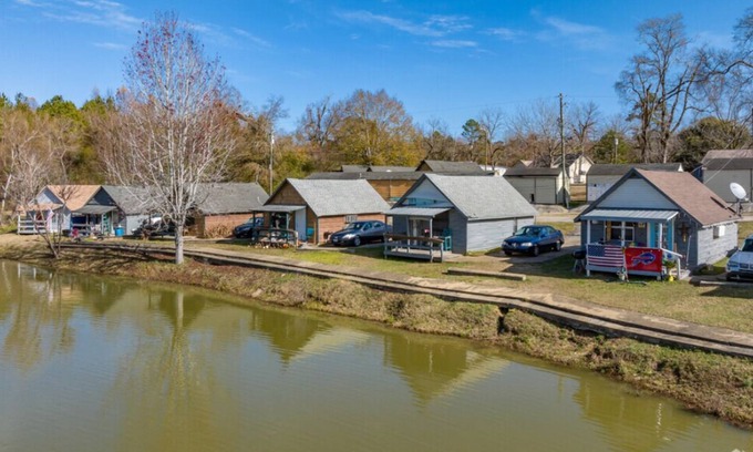 Phenix City Cottage | Cozy cottage by the lake! 18c