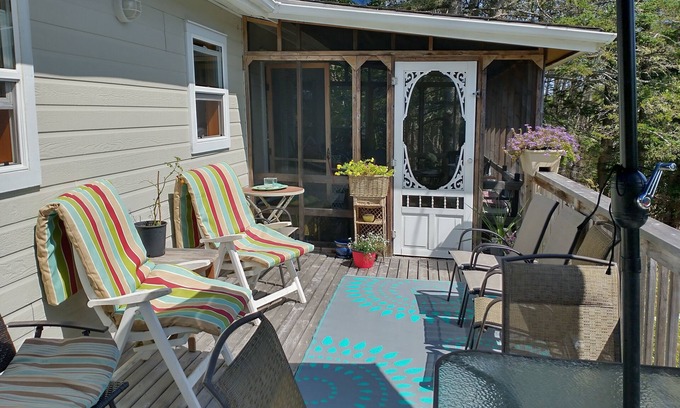 Bayswater Cabin | Cozy Cottage Close to the Beach