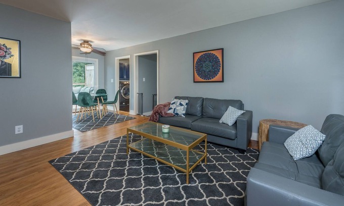 Oakley House | Cozy Cottage close to town