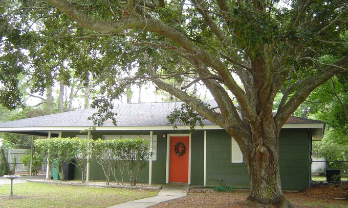 Ocean Springs Cottage | Cozy Cottage Close to Beach, Downtown and Casinos