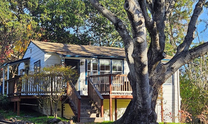 Petaluma House | Cozy Cottage - Family Friendly - Walk to downtown Petaluma