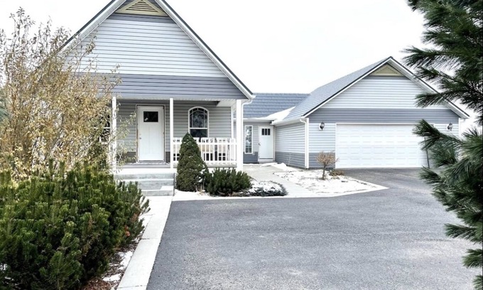 Rigby Cottage | Cozy Cottage Farmhouse w/inviting front porch