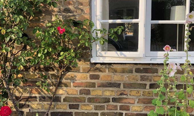Raa Cottage | Cozy cottage for a couple or a young family. 3 minute walk to the beach!