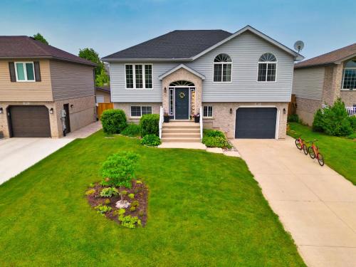 Meaford House | Cozy Cottage for Fall Getaways, Private backyard, decks