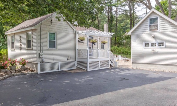 Cape Porpoise House | Cozy cottage home walking distance to restaurants, shops and water views