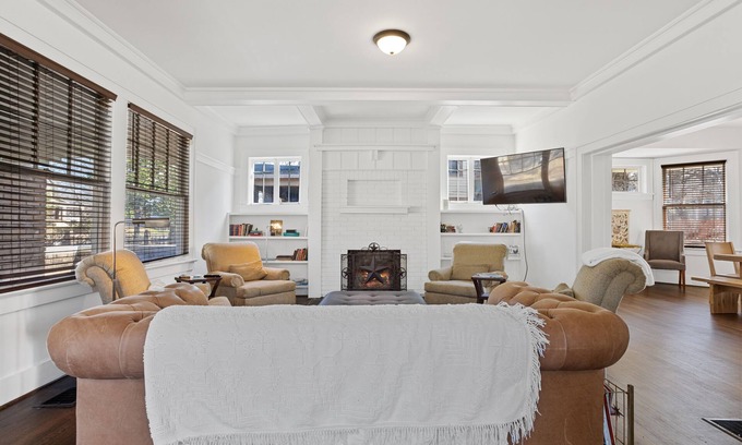 Norwood House | Cozy Cottage in B'ham - 4bd 3ba - 2 Miles to downtown, near Avondale, Homewood