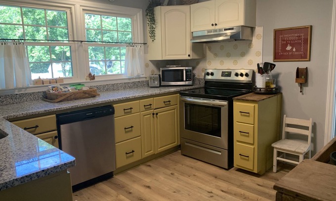 Old Irving Park House | Cozy Cottage in Beautiful Irving Park