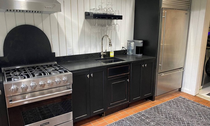 Scotts Corners Cottage | Cozy cottage in charming Pound Ridge with WiFi, AC