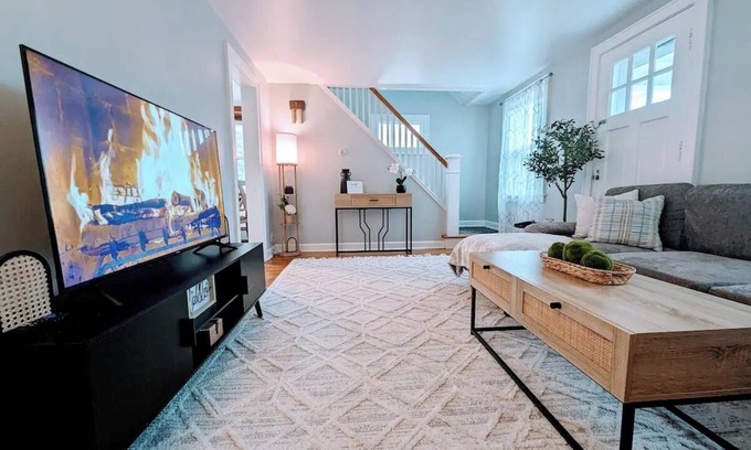 Schenectady House | Cozy Cottage in Colonie