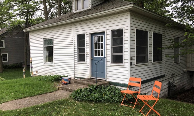 Empire House | Cozy Cottage in Empire walkable to Lake Michigan