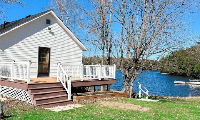 McKellar Cottage | Cozy Cottage in McKellar ON Lakeside